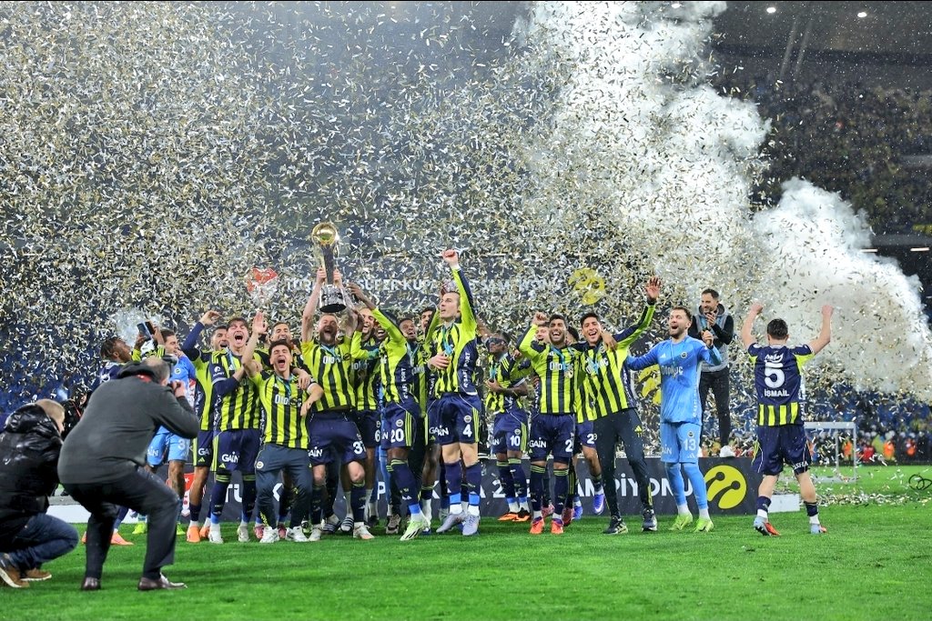 Tedesco kenardan oyuncularını gururla izliyor 👏💛💙