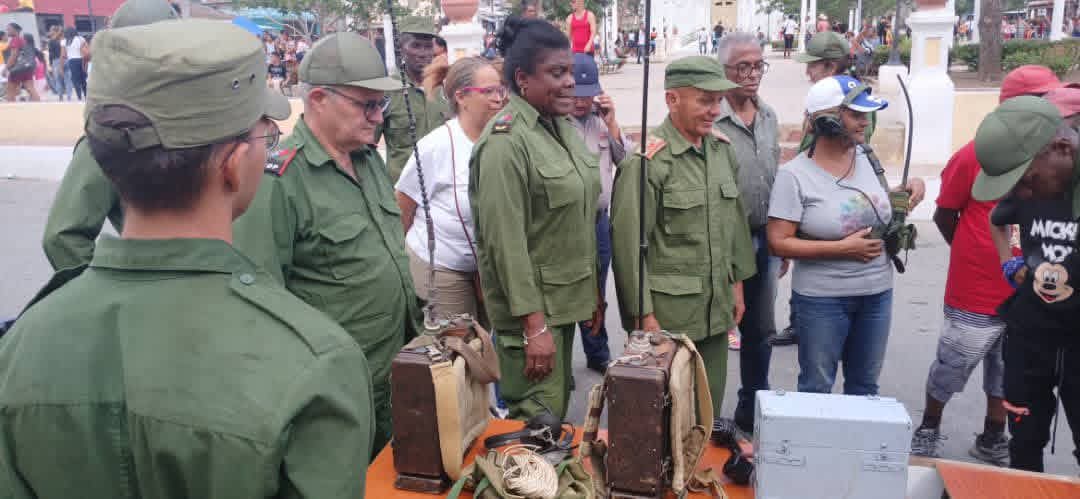 BeatrizJUrrutia's tweet image. El pueblo de #SantiagodeCuba se prepara para la defensa de la Patria. En El Caney evaluamos las acciones del ejercicio territorial de zona de defensa.
#UnPuebloEnRevolución