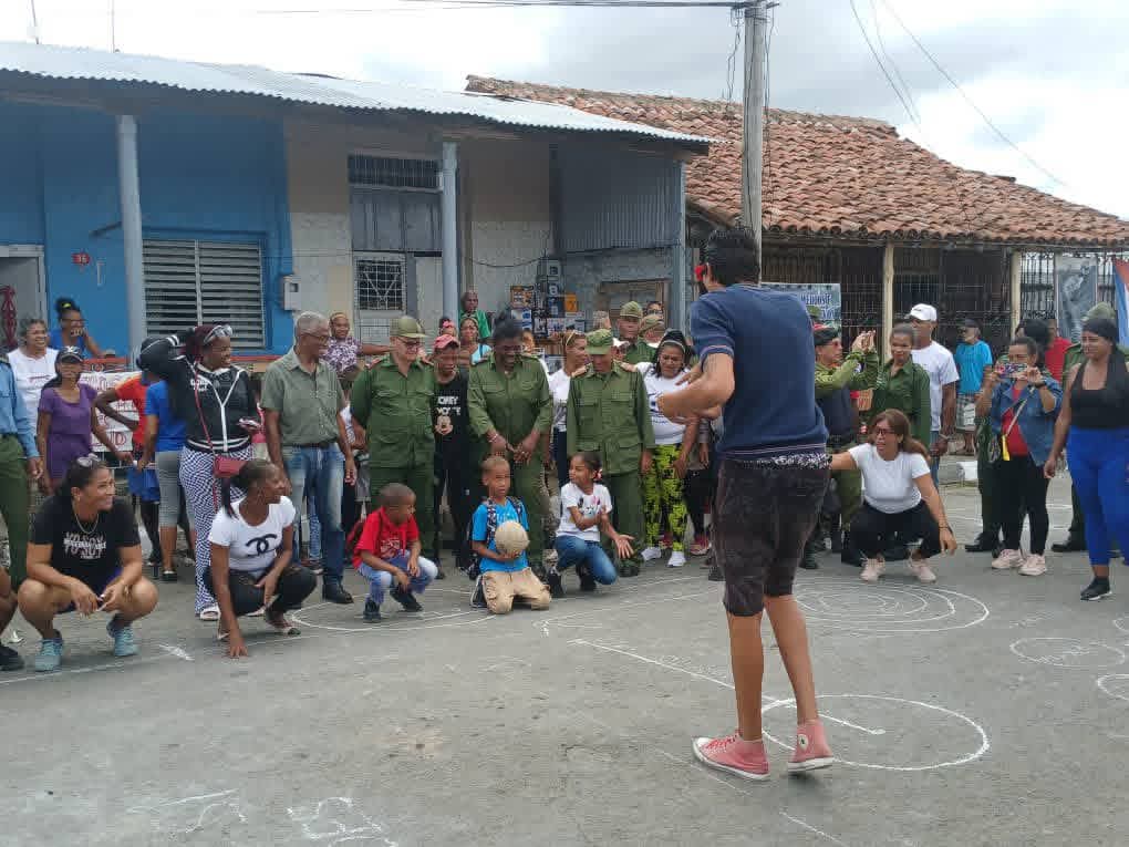 BeatrizJUrrutia's tweet image. El pueblo de #SantiagodeCuba se prepara para la defensa de la Patria. En El Caney evaluamos las acciones del ejercicio territorial de zona de defensa.
#UnPuebloEnRevolución