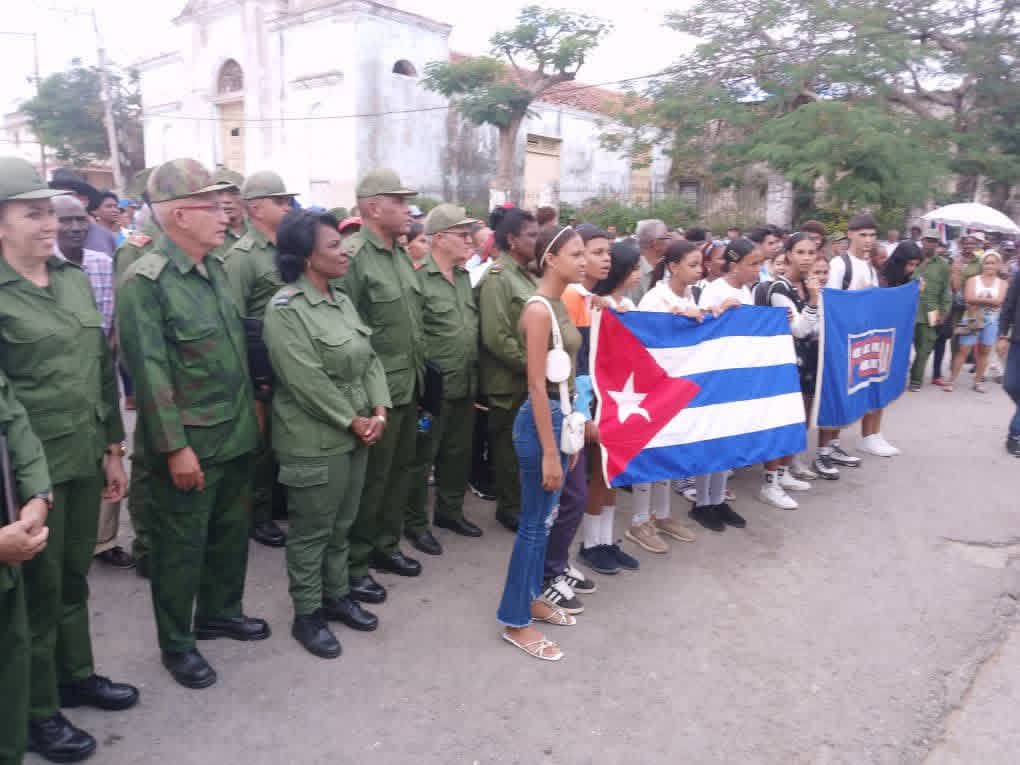 BeatrizJUrrutia's tweet image. El pueblo de #SantiagodeCuba se prepara para la defensa de la Patria. En El Caney evaluamos las acciones del ejercicio territorial de zona de defensa.
#UnPuebloEnRevolución