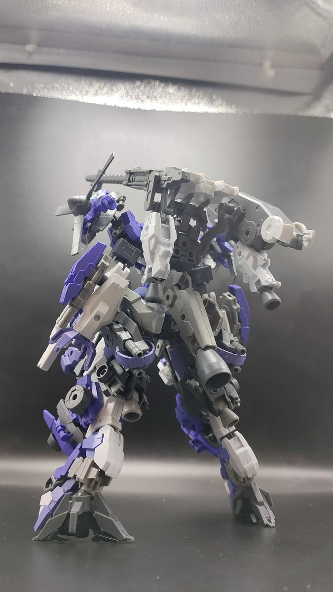 kamijo57192871's tweet photo. 【IGLIHT composite V2】

IGLIHT 01を基に改造した紫黒を基調の突撃特化機体
背部に長距離狙撃銃と近距離散弾モジュール搭載
四肢重装甲が防護と機動を両立
狙撃压制と接近突撃を融合、隠密適合で敵後奇襲・精密狙殺の特戦機体。

#30MM地球連合軍 
#30MM宇宙エリア https://t.co/0JsrtzYbFR