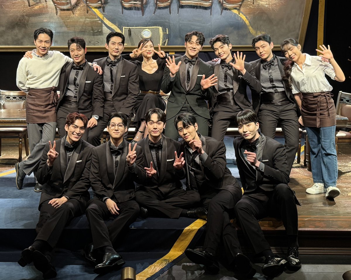 [#연극_포쉬] 막공 페어 사진 공개🥂

"어차피 우리가 아니어도
누군가는 이 세상의 꼭대기에 존재해.
그렇다면 그건 우리가 되는 편이 나아."

크리스役 #김평조
가이役 #이예준
제임스役 #김아론
알리스터役 #김리현
해리役 #강은빈
휴고役 #지병현
마일즈役 #홍준기
드미트리役 #박덕호
조지役