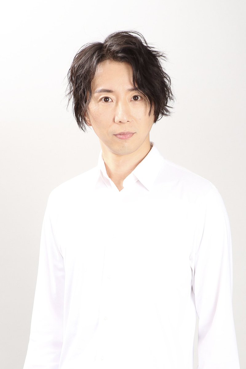 gekidan_lives's tweet image. 📣出演キャスト解禁／一般発売開始記念📣

LIVES PRODUCE
『ROOTERS ～応援者たち～』

チケット一般発売開始を記念して、
新たな出演キャストを発表します。

✨ 岩田有弘 ✨

経験と存在感を携え、
ROOTERSの物語に加わります。

これは、懸命に生きる人々へのエールの物語。…