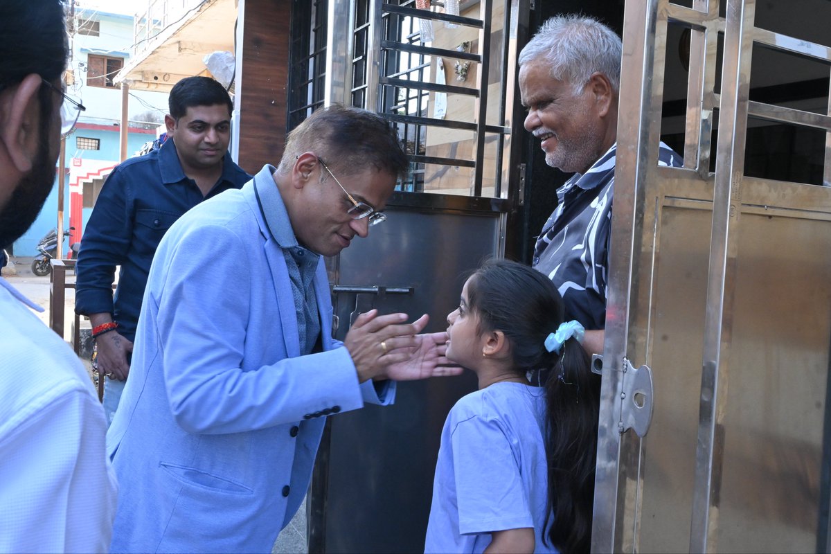 आज कांकेर प्रवास के दौरान श्री पवन कौशिक जी के निवास पर पहुँचकर उनसे आत्मीय भेंट की एवं उनका कुशलक्षेम जाना। इस अवसर पर पुराने साथियों एवं स्नेहीजनों से भी मुलाकात हुई।