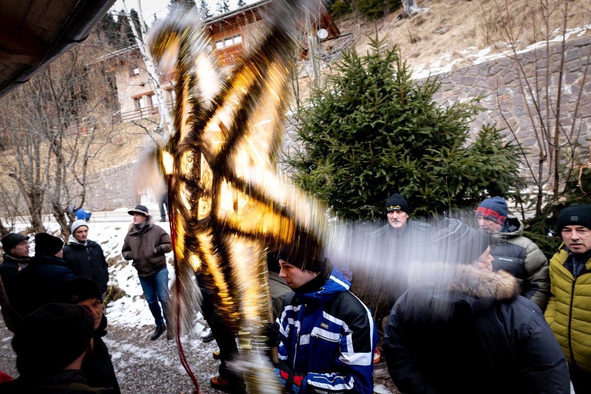 MatteoFesti's tweet photo. Quando scende l’imbrunire a Palù del Fersina , la Stella riprende il suo cammino. Accompagnata dal canto dei portatori e accolta dal calore dei masi.
#PalùDelFersina #ValleDeiMòcheni #Trentino #RitoDellaStella  #CulturaMochena #Maso #VisitTrentino #InvernoInMontagna #Bersntol https://t.co/bNocDb8coU