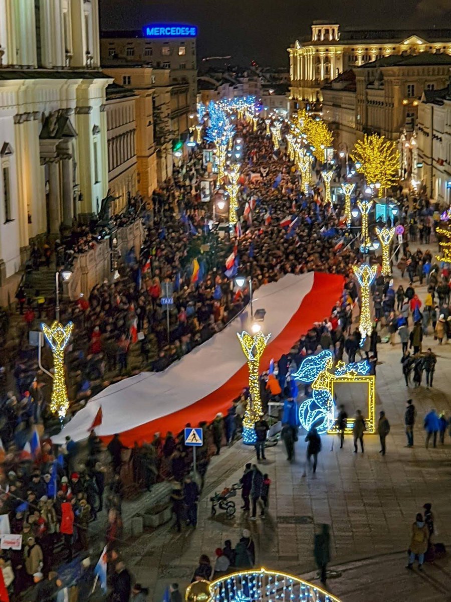 6 lat temu odbył się Marsz 1000 tóg. Tysiące sędziów z Polski i Europy, radców prawnych, adwokatów, obywateli maszerowało ulicami Warszawy w milczeniu. Nigdy wcześniej polscy prawnicy nie wyszli na ulice w strojach urzędowych.

Ta cisza tysięcy zebranych była głośniejsza niż