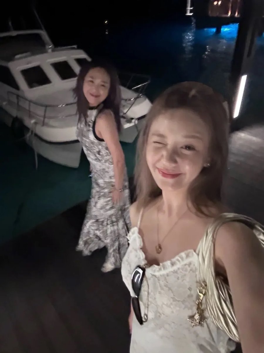 peariesps's tweet image. น้องแพรผมสีน้ำตาล😭 ที่มาของคำว่าน้อยแต่มากจริงๆ โนเมคอัพยังไงให้มันสวยออร่าขนาดนี้ ไม่แปลกใจที่ทำไมไม่มีใครเจอชี เพราะชีอยู่มัลดีฟส์กับคุณแม่ค่ะ young &amp;amp; rich สุดๆ💋