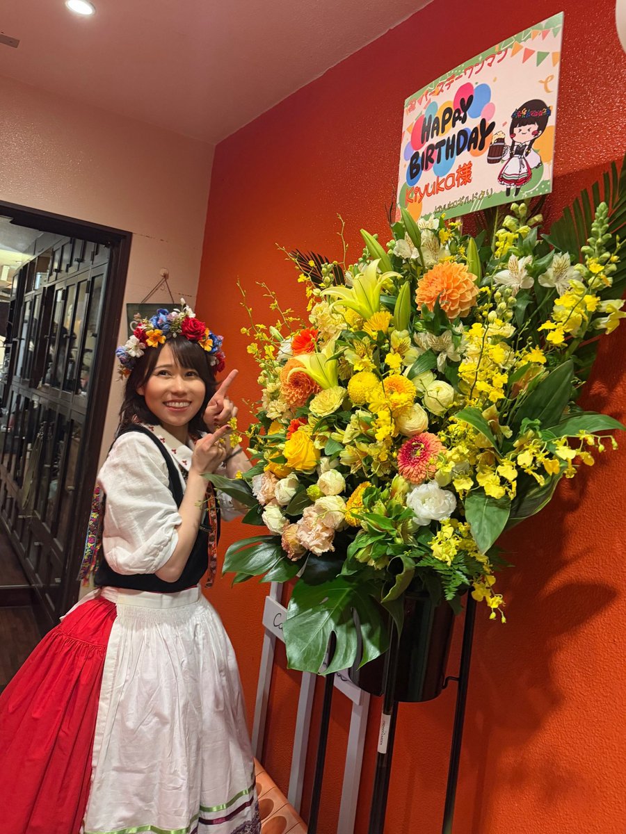 昨日の写真もたくさんいただいたので徐々に載せていく🫶🏻✨

これは昨日のバンドメンバーとの写真🥰
最高な音でサポートして貰えてめちゃくちゃ楽しかったしまたみんなでしたい〜🥹🤍

それからフラワースタンドとの写真🌼
大きくて、プレートのデザインも可愛くて嬉しかった🥹✨
