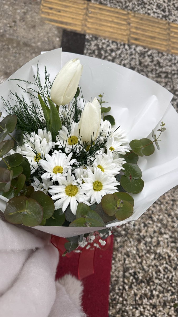 uyguna aldığın çiçeklerde bile süslemesine özen gösterilen buketler 🫠