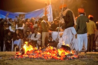 absmbkn's tweet image. आज #बीकानेर में आयोजित #CamelFestival की आख़िरी रात, धोरा धरती मरुधरा की परंपरा को दर्शाते हुए गुरुदेव जसनाथ जी के अनुयायी नगाड़े व निशानी के साथ अमृतमयी व दिव्य वाणी से सुसज्जित सबद-गायन तथा अग्नि नृत्य (#FireDance) की प्रस्तुति देंगे।