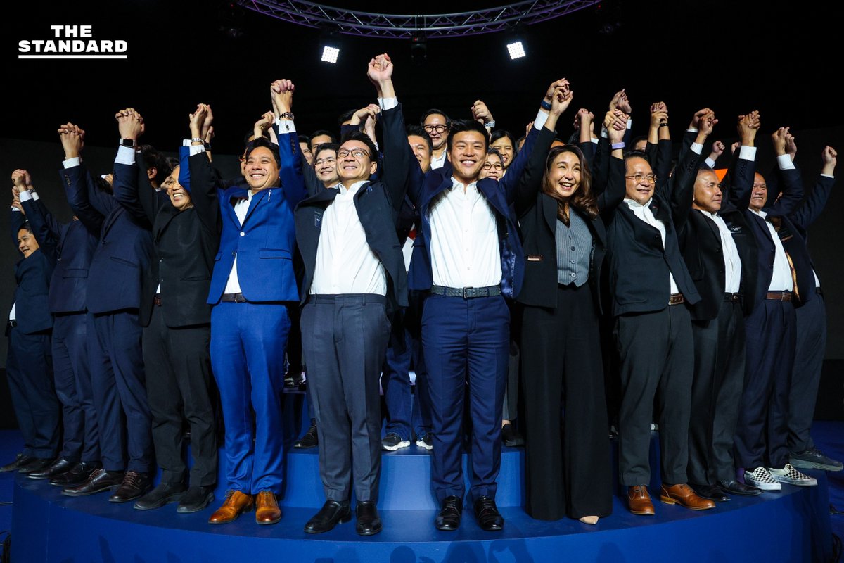 SHORT NEWS: 'ทีมบริหารรัฐบาลประชาชน' ชูมือรวมพลัง ณัฐพงษ์ปลุกพลังสายลมความเปลี่ยนแปลง

วันนี้ (11 มกราคม) ช่วงท้ายของเวที 'รัฐบาลประชาชน' เพื่อเปิดวิสัยทัศน์ของทีมบริหารรัฐบาลประชาชน หรือผู้ถูกวางตัวเป็นคณะรัฐมนตรีของรัฐบาลพรรคประชาชน ซึ่งใช้เวลาในการแถลงราว 4 ชั่วโมง

ณัฐพงษ์