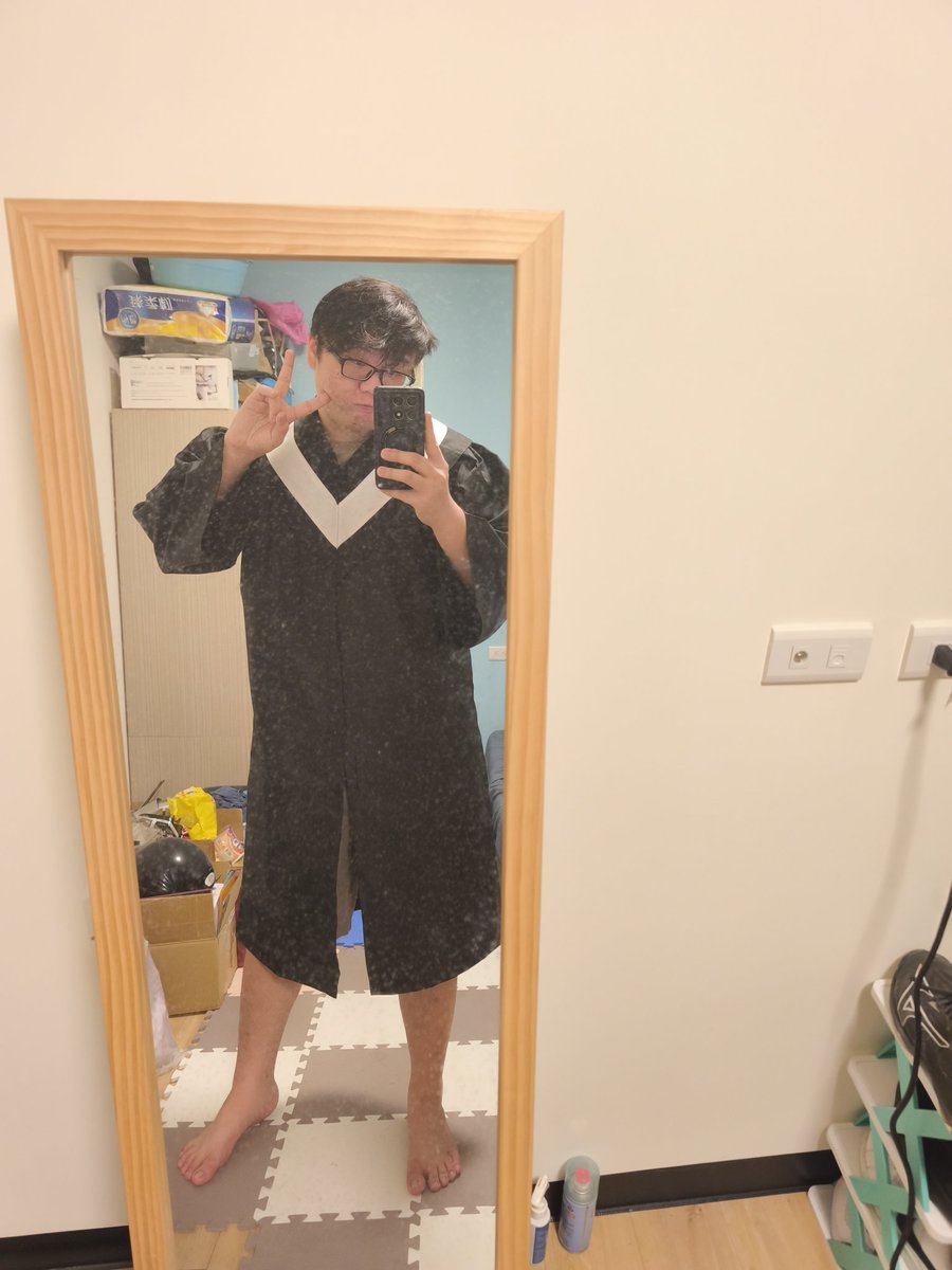 也是要畢業ㄌ🎓
依照傳統
我是不是還要拍其他版本的啊（？
（btw. 鏡子好髒