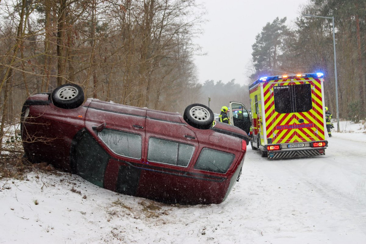 Neuer Beitrag online!
PKW Golf überschlägt sich und bleibt auf dem Dach liegen 
Am Freitagvormittag kam es gegen 11 Uhr zu einem Verkehrsunfall auf der Bühlower Hauptstraße. Aus bislang ungeklärter Ursache kam der Fahrer eines VW Golf von der Fahrbahn a...
blaulichtreport-lausitz.de/pkw-golf-ueber…