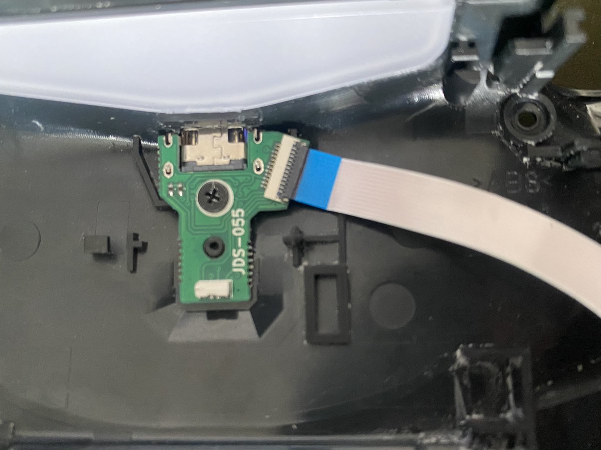 cmoipython's tweet image. Les joysticks ce sera pour une fois il me faut un heatgun pour dessouder les anciens, mais le port usb-c c’est fait !! Tout marche nickel, j’ai peut-être surévalué en taillant le plastique pour faire passer le nouveau port mais de loin ça passe à mon humble imo