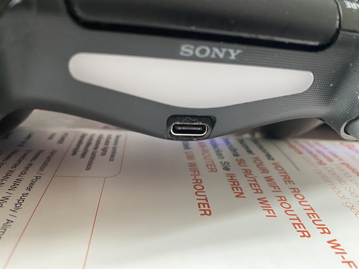 cmoipython's tweet image. Les joysticks ce sera pour une fois il me faut un heatgun pour dessouder les anciens, mais le port usb-c c’est fait !! Tout marche nickel, j’ai peut-être surévalué en taillant le plastique pour faire passer le nouveau port mais de loin ça passe à mon humble imo