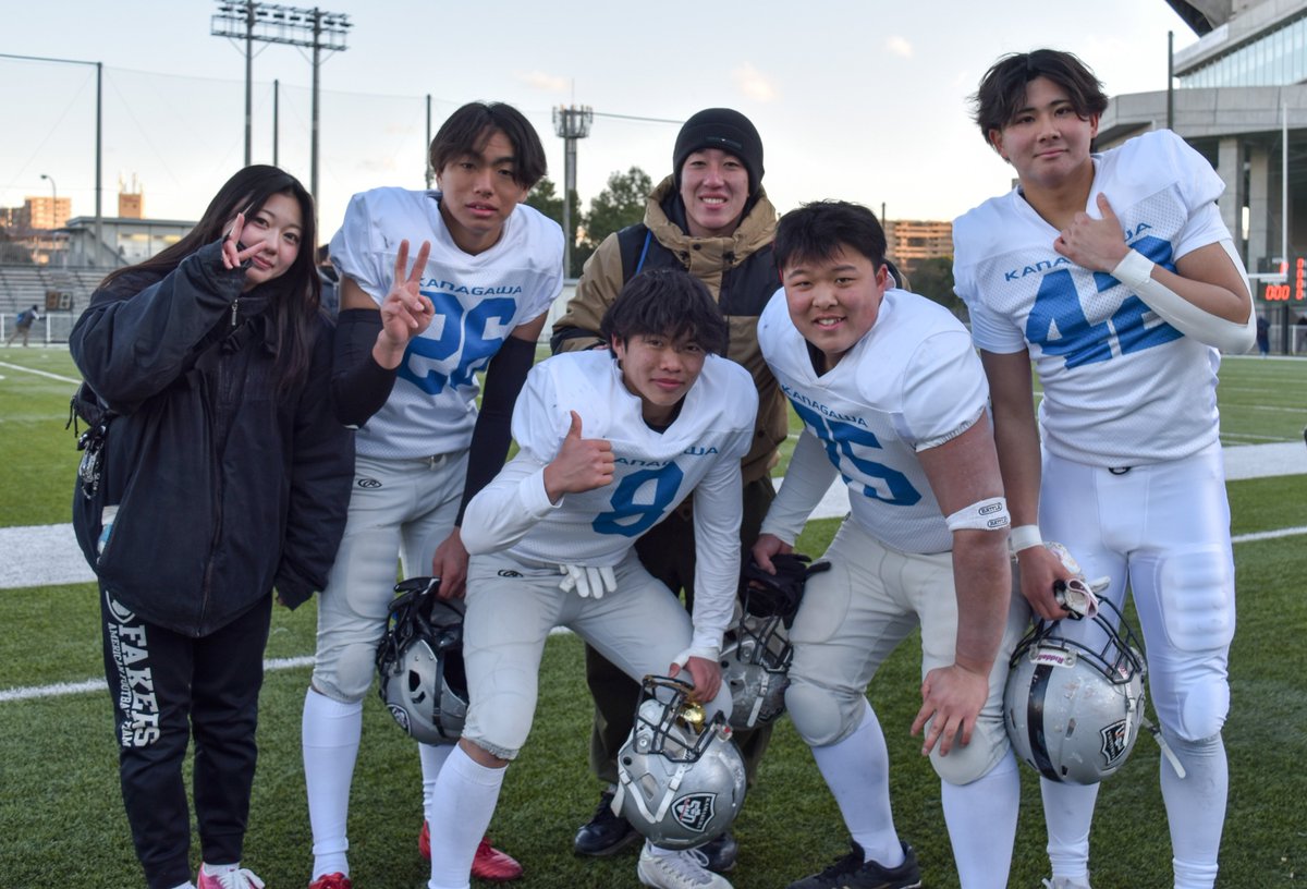 footballstore55's tweet photo. 【「先生」との再会】
第15回ニューイヤーボウル
神奈川・静岡選抜 7-0 兵庫・広島選抜
関西学院大学の元キッカーで2025年シーズンはアシスタントコーチを務めた楯直大さん（写真中央奥）が、母校の神奈川県立鎌倉高校の選手たちに会うため観戦に訪れていました。楯さん自身はサッカー部でしたが、昨年教育実習に訪れた際には毎日のようにアメフト部「フェイカーズ」の練習に参加。当時は「関学の人が来る」と、アメフト部の面々はざわついていたそうです。寒い中、久々の再会を楽しんでいました。#アメフト