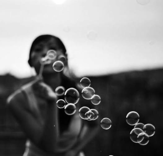 "¿Qué es la felicidad salvo la armonía entre una persona y la vida que lleva?".
Albert Camus