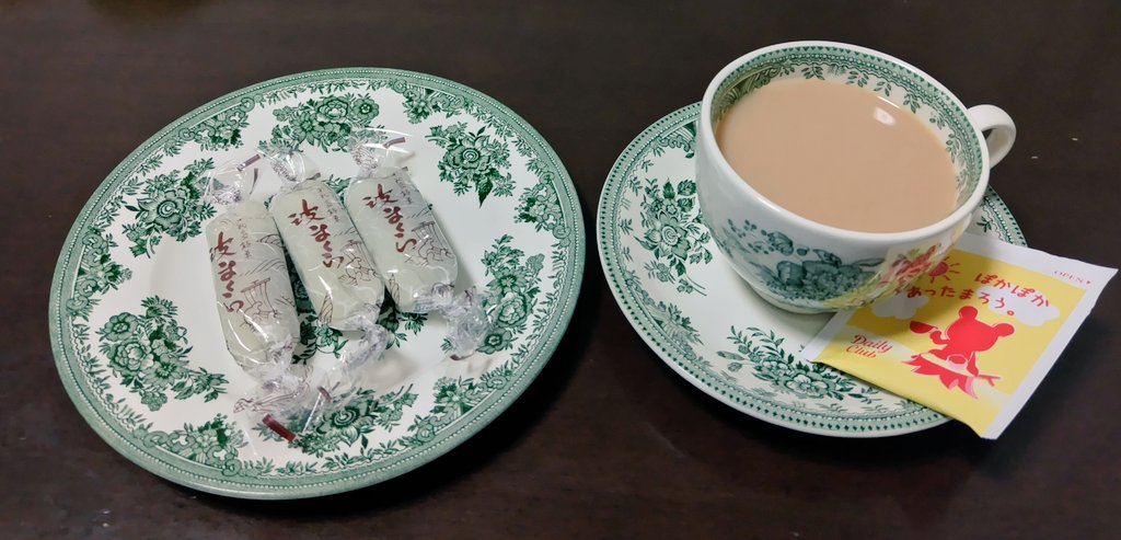 今日のおやつ

櫻米軒
波まくら

日東紅茶
デイリークラブ

従姉からのお土産📦️
結婚当初、相方が旅行のお土産で買ってくれて従姉が波まくらのファンに
それ以来お互いに南知多へ行った時は買ってきます🎵
生せんべいにあんこを包んだお菓子
もちもちでとっても美味しい❤️