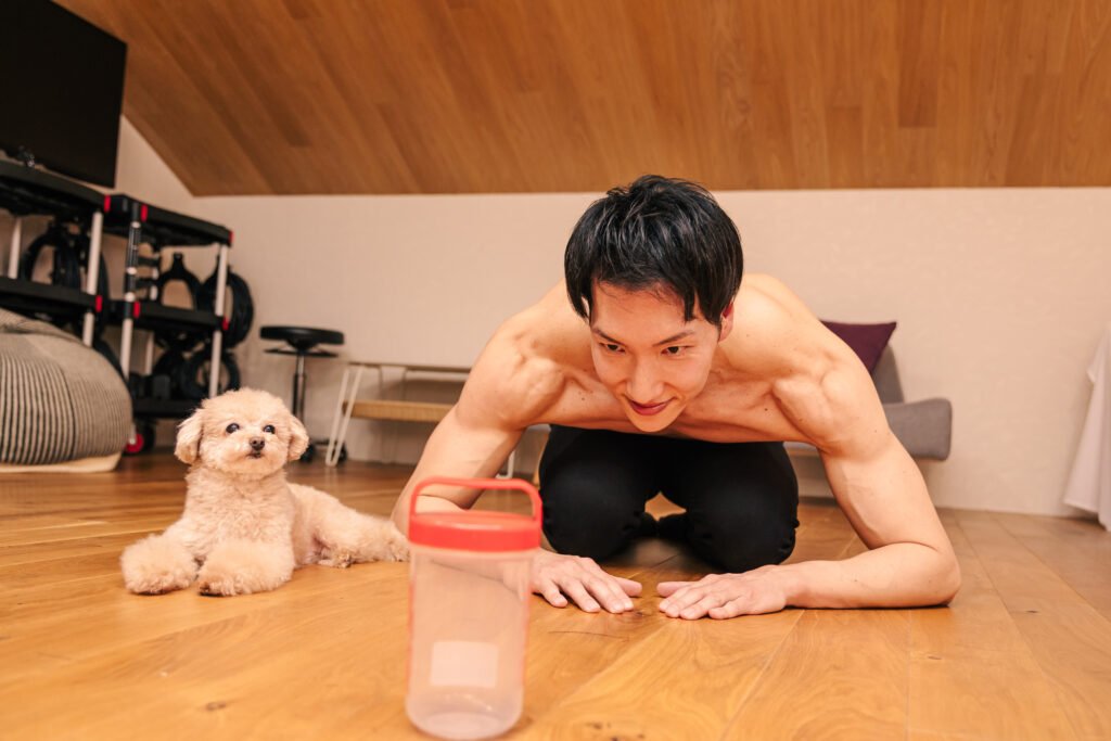 ｢待て｣のワンちゃんとマッチョ