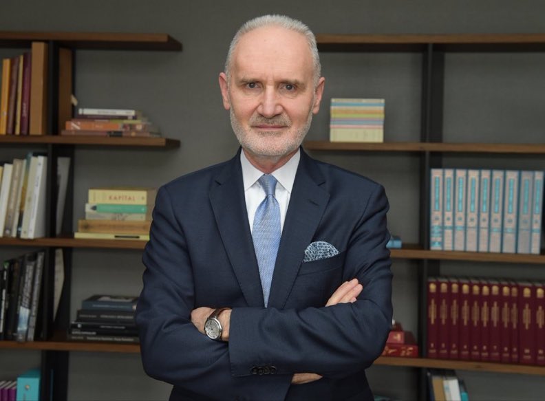 Türk milletinin aleyhine iş yapan Şekib Avdagiç, Türk vatandaşlığından atılmalıdır.