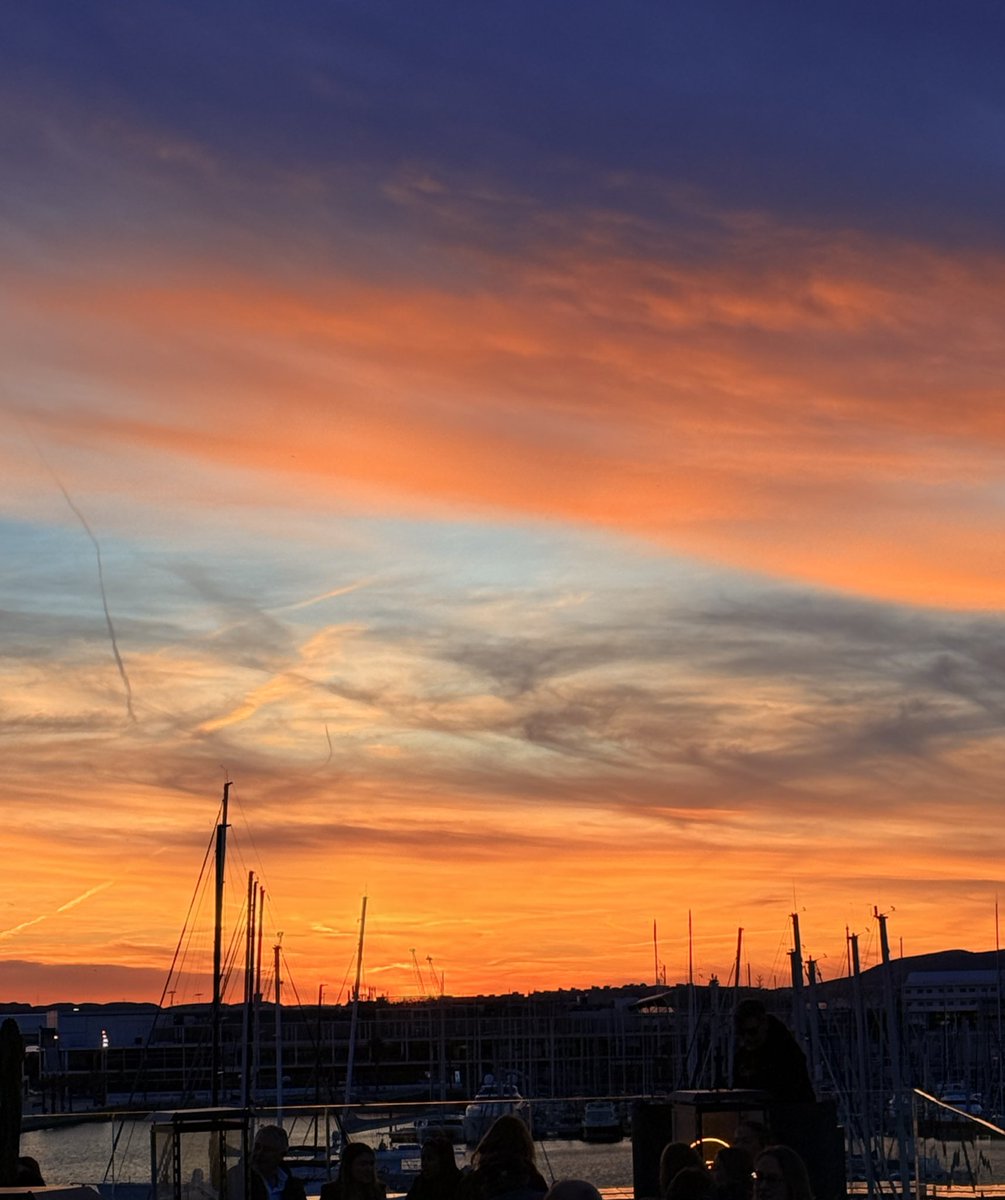 Qué tiene el cielo que siendo siempre el mismo no nos deja de fascinar.