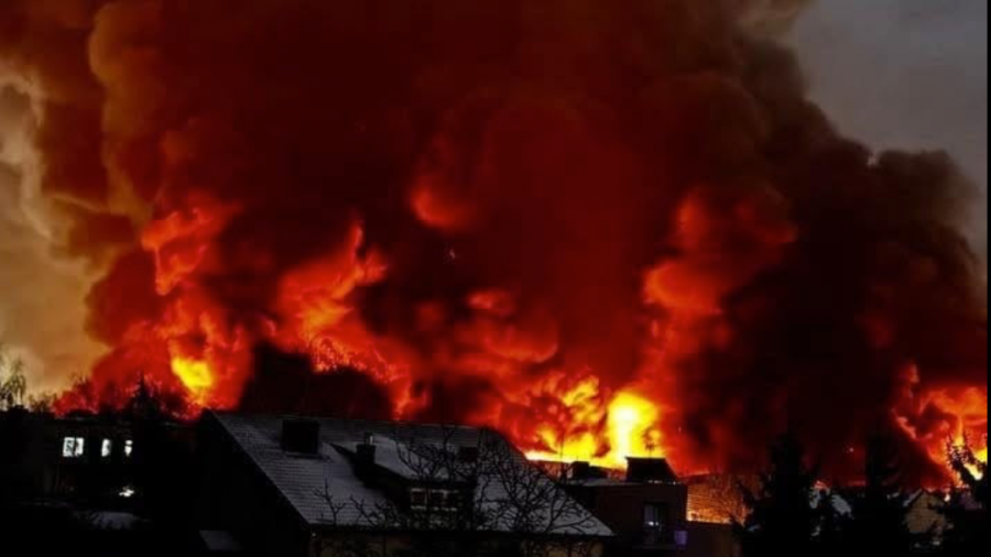 🇵🇱Płonie centrum logistyczne Schenkera

Bardzo niepokojące wieści z Wielkopolski. W Tarnowie Podgórnym (przy ulicy Kruczej) wybuchł ogromny pożar na terenie centrum logistycznego firmy DB Schenker.

Sytuacja jest poważna. Na miejscu trwa intensywna walka z żywiołem, w którą