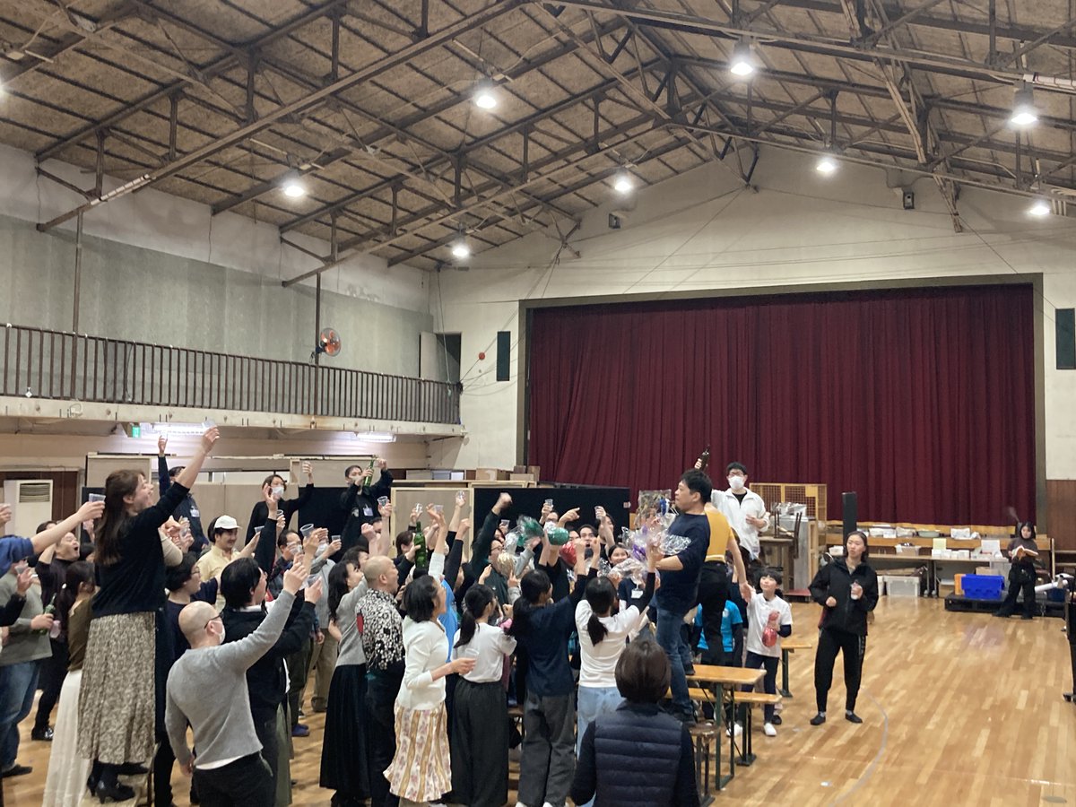 nikikai_opera's tweet image. 『カヴァレリア・ルスティカーナ』稽古6日目。
本日も合唱が加わり、 80名を超える出演者による迫力ある場面を稽古。音楽とドラマが重なり合い、
舞台のスケールが、よりはっきりと見えてきます。
2月『カヴァレリア・ルスティカーナ』『道化師』
( 指揮：アンドレア・バッティストーニ)稽古場より📸