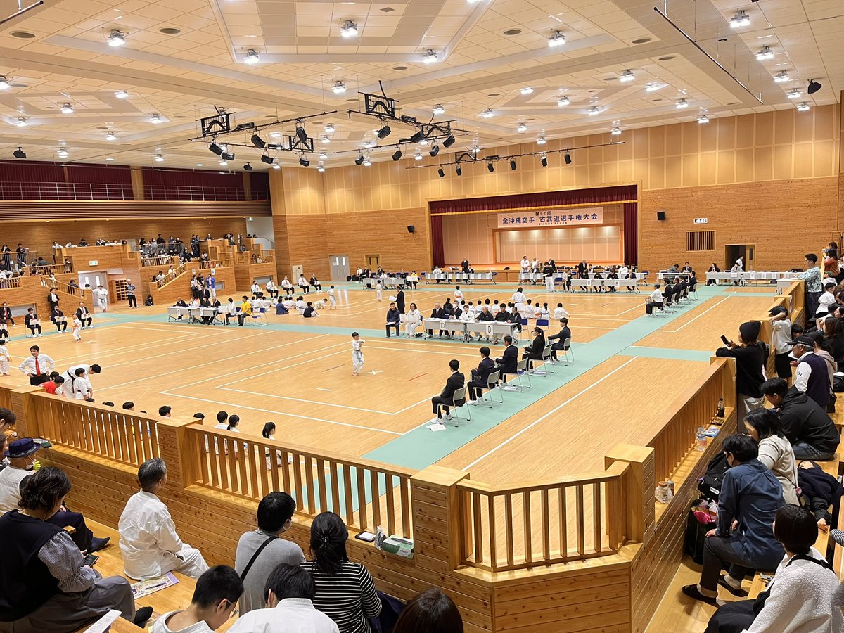 8oshiro8's tweet photo. 沖縄空手・古武道連盟の選手権大会へ参加。
この様な大会へ出ることで、道場生のみんなにとっては、勝ち負けよりも、人前に出て演武する、他の人の技も見る、など、成長機会を多く掴む事ができます。
ちなみに沖縄伝統空手では、一位、二位、三位ではなく、最優秀賞、優秀賞、などで表現します。 https://t.co/soc9bvVww5