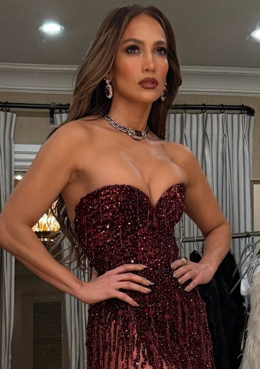 re_jlo's tweet photo. 👑 Jennifer Lopez na festa da Vanity Fair e da Amazon MGM Studios no Marmont Bar em Los Angeles. https://t.co/zcdR0KBkEt