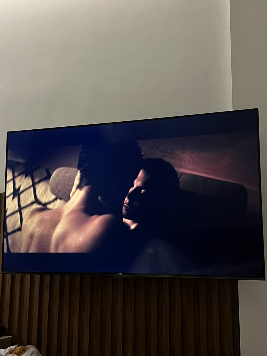 quitehiding's tweet image. Bed rotting, people we meet on vacation, and jamu by the glass idk if i’m even ready for monday😩