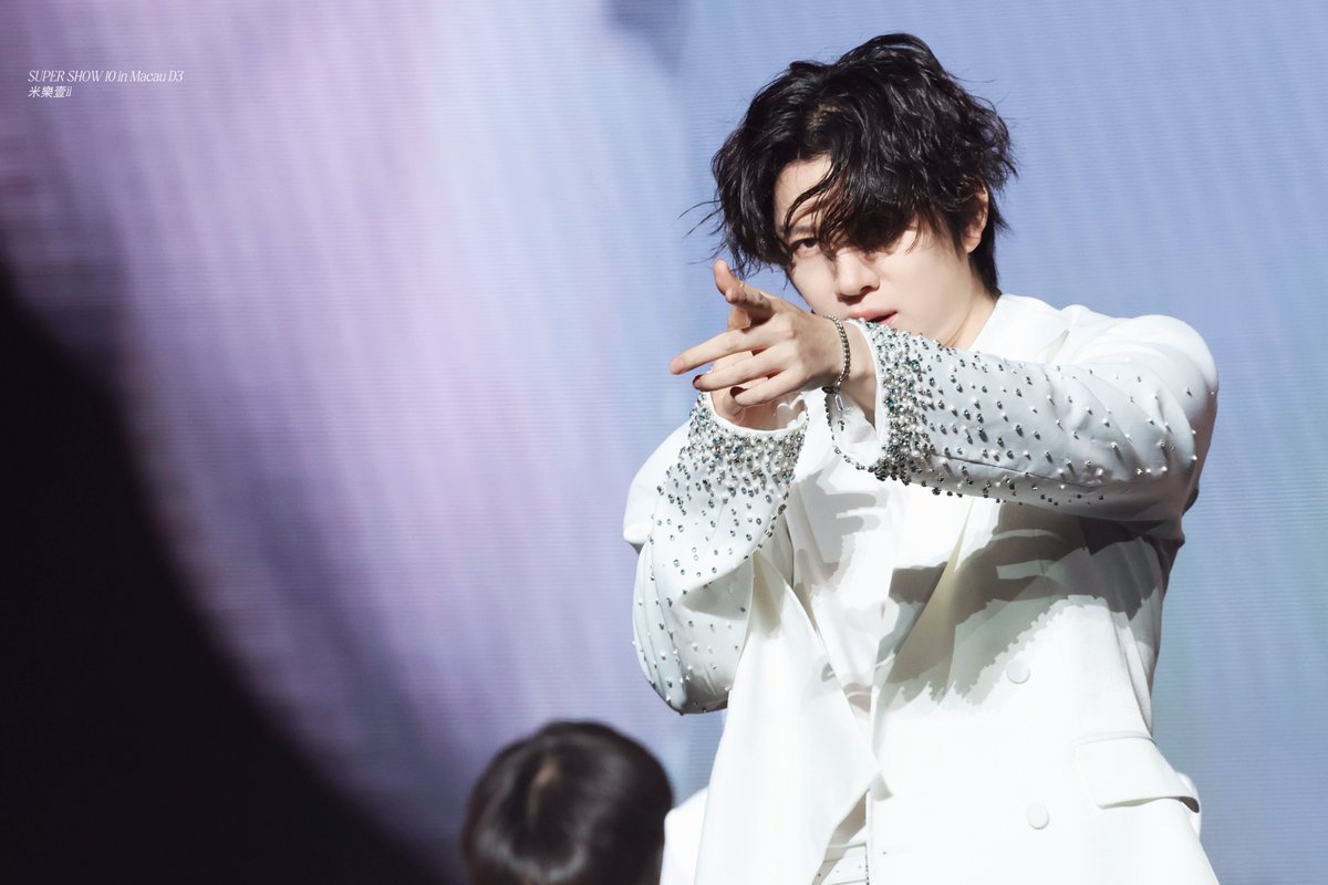 Kristen Wiig Sings with Metallica: A Unique Collaboration, image size:1200x800