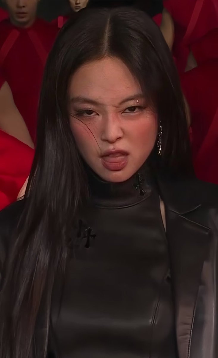 niniprotectors's tweet image. Jennie’s cat eyes 😾