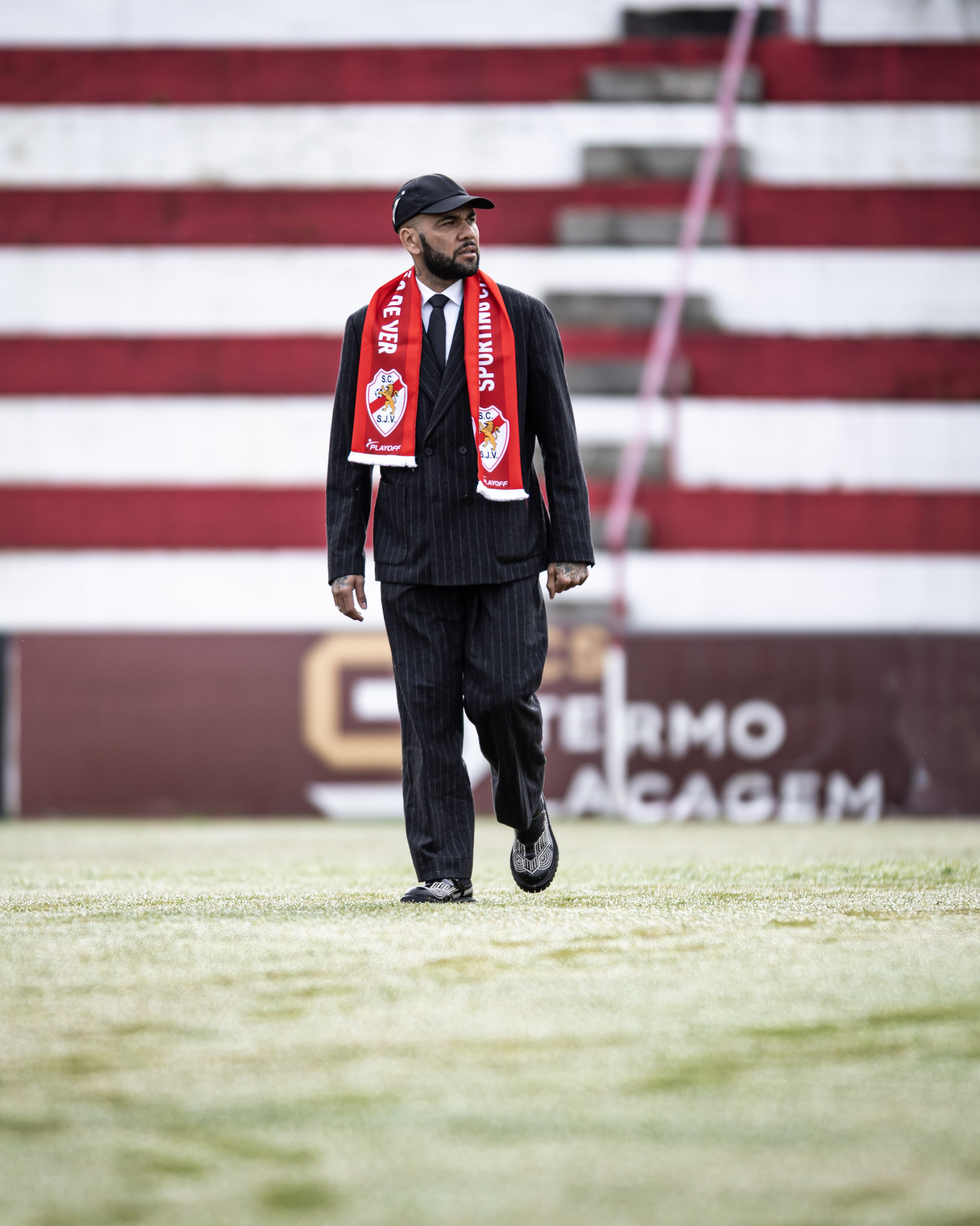 البرازيلي داني ألفيس نجم برشلونة سابقاً أصبح مالكاً لنادي سبورتنغ ساو جواو دي فير البرتغالي، الذي يشارك بدوري الدرجة الثالثة 