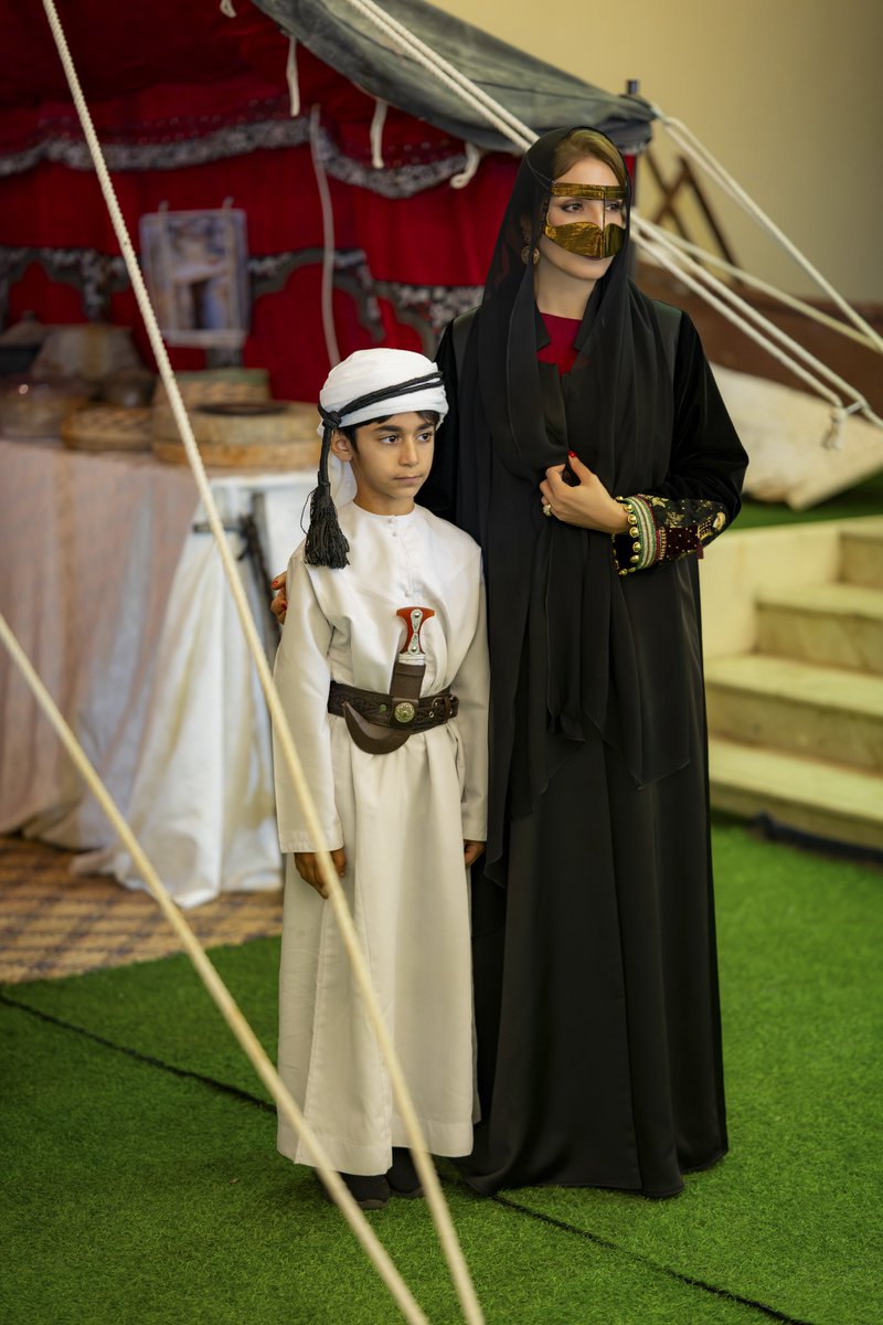 📸 بجمالٍ يمزج بين هيبة الحضور وعراقة المورث، خطفت #السيدة_الجليلة حرم جلالة السلطان المعظم - حفظها الله ورعاها - الأنظار خلال زيارتها لمحافظة مسندم، متزينةً بـ "البرقع العماني"، الذي يعد رمزاً أصيلاً لهوية المرأة في هذه المحافظة الشامخة.