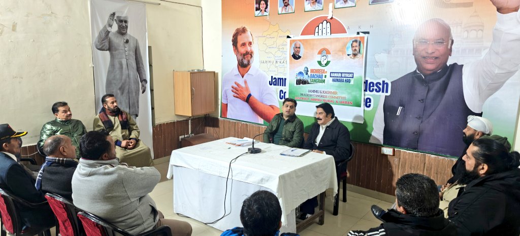 yogeshsawhney_'s tweet photo. Chaired a meeting of Block Presidents of DCC Jammu (Urban &amp; Rural) along with Former AICC Secretary &amp; President DCC Jammu Rural @Neerajkundan at the @INCJammuKashmir Office to discuss the #MGNREGA Bachao Sangram &amp; Hamari Riyasat Hamara Haq campaign, followed by a press conference https://t.co/eJ0re35EbH