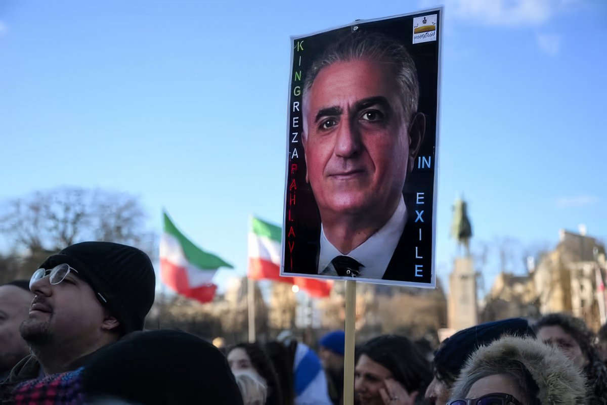 « Révolution de couleur », « Printemps iranien » : 
Combien de temps à attendre l'annonce que le régime iranien va bombarder les villes et que USA/Israël/OTAN doivent intervenir militairement « pour des raisons humanitaires » et prendre le contrôle des champs pétrolifères ?