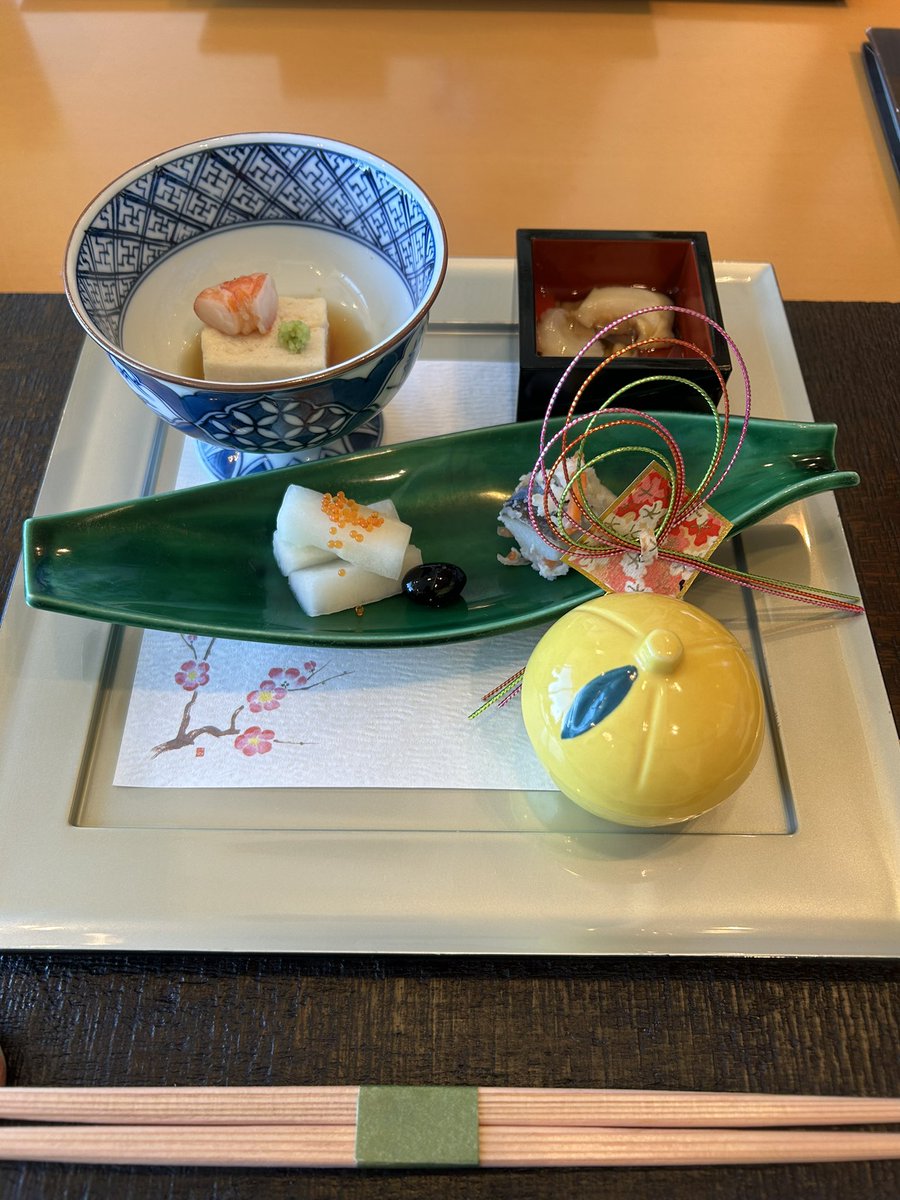 bonbon178's tweet photo. 今日は親父の米寿お祝い😊
久々に皆んなで揃って食事が出来ました。
天気も良く綺麗な景色と美味しい料理でした。
健康第一で長生きしてね👍
#米寿祝い
#新横浜プリンスホテル
#羽衣 https://t.co/zNGeUHQCsw