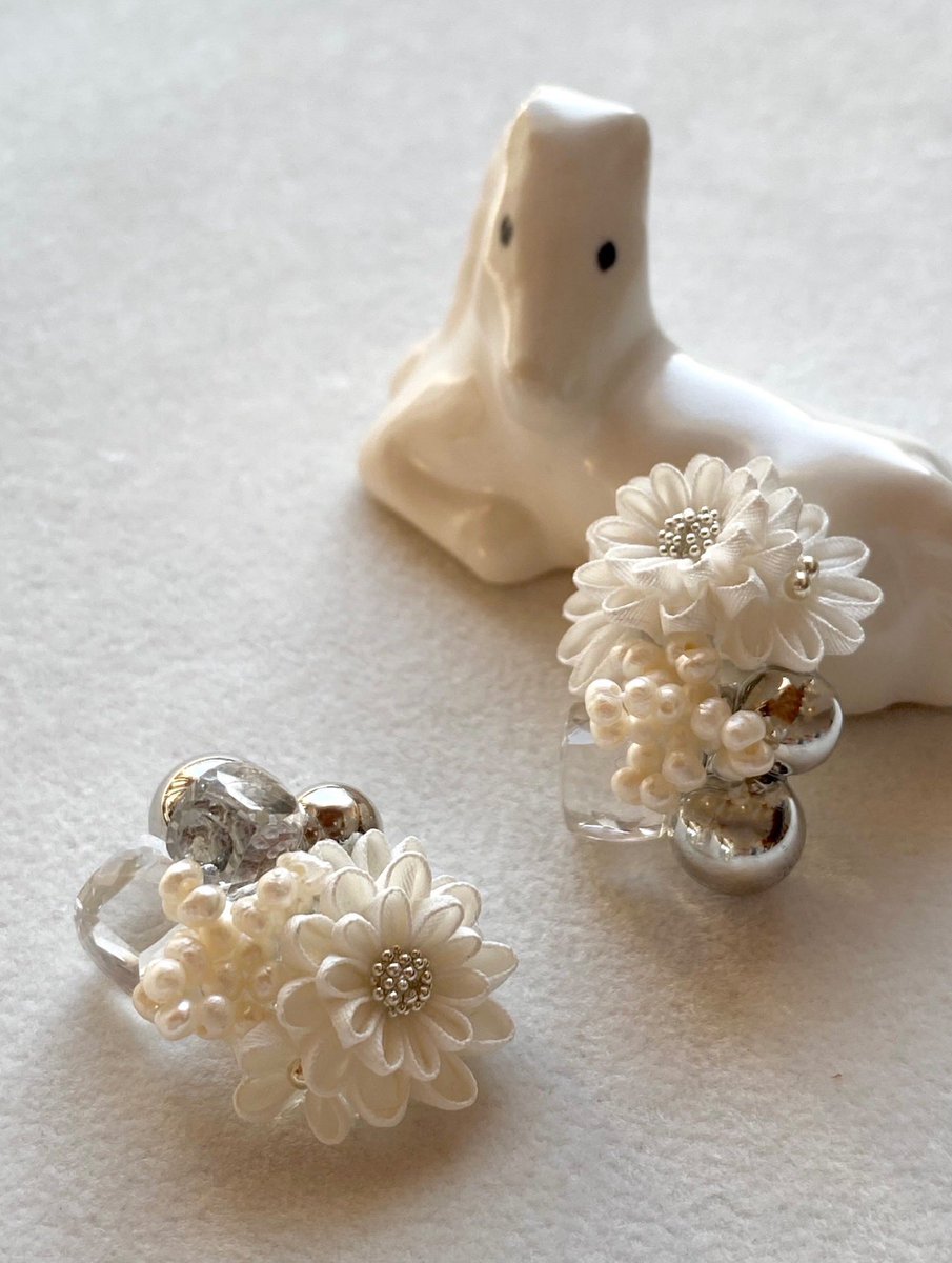 つまみ細工の白いお花でモードなイヤーアクセサリーを作りました。
小さな淡水パール、メタルボールを合わせて、甘さを抑えた大人の花に仕上げています。
こちらは1/18（日）のハンドメイドインジャパンフェスに持っていきます。