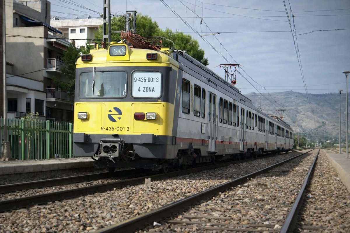 De las Suizas 436 se hizo algunas 435... en la foto la 001 en la antigua estación de Benicasim con el Interurbano Valencia-Tortosa en el verano de 1989 foto de Fernando Monroy Peña #renfe #benicasim #ferrocarril #tren #trenni #train