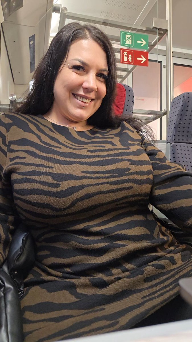 LolaSplashQueen's tweet photo. Would you take me out in a date despite the fact that I’m chubby? https://t.co/8ZtNdu8kiE