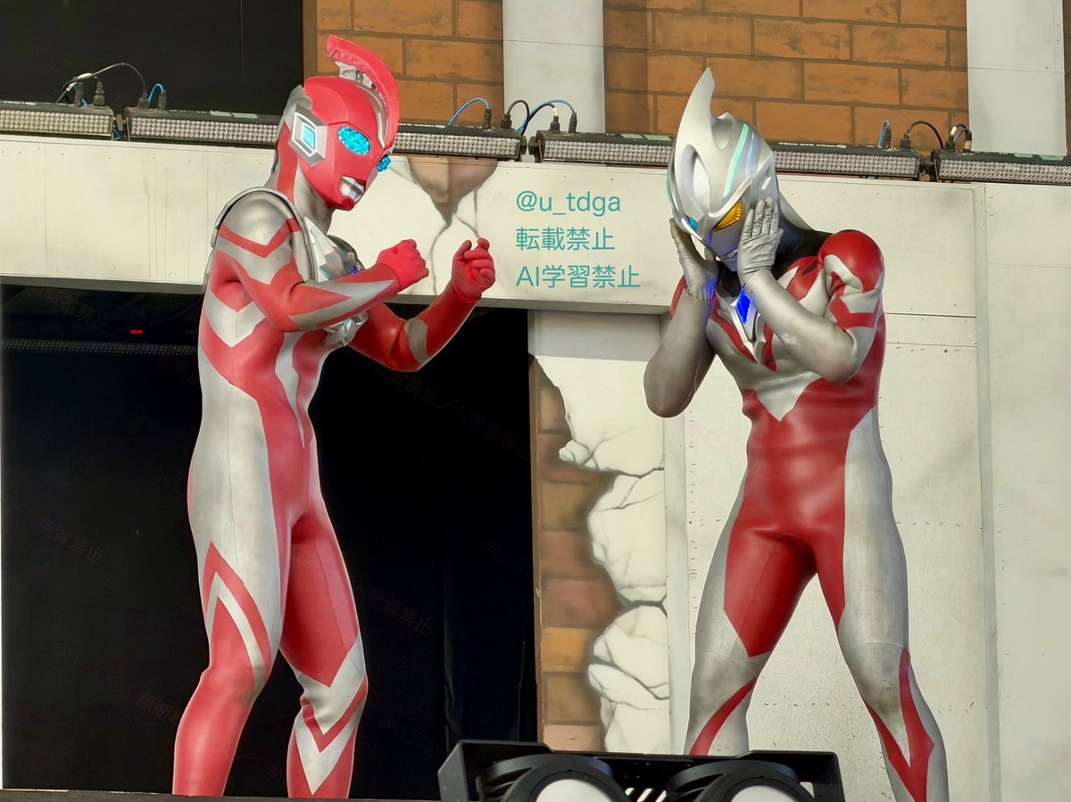 自己紹介をお互いするとまじまじとアークを見て
初めて見る他のウルトラマンに
『オレと違って顔赤くないんだな！』って言うオメガと思わず顔を触るアーク