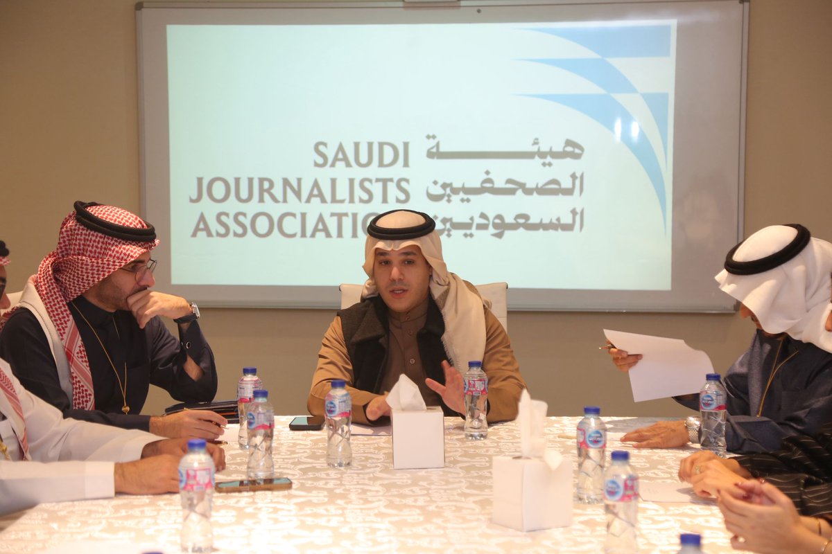 عقدت هيئة الصحفيين السعوديين أول اجتماع لمجلس إدارتها خارج الرياض، بحضور مديري الفروع، لمناقشة ربط الخطط التشغيلية وتطوير مسارات التدريب والتأهيل

أكد رئيس المجلس عضوان الأحمري، أن الخطوة تعزز اللامركزية وتربط التدريب باحتياجات الميدان، مع برامج أكثر تخصصًا وشراكات مهنية فاعلة