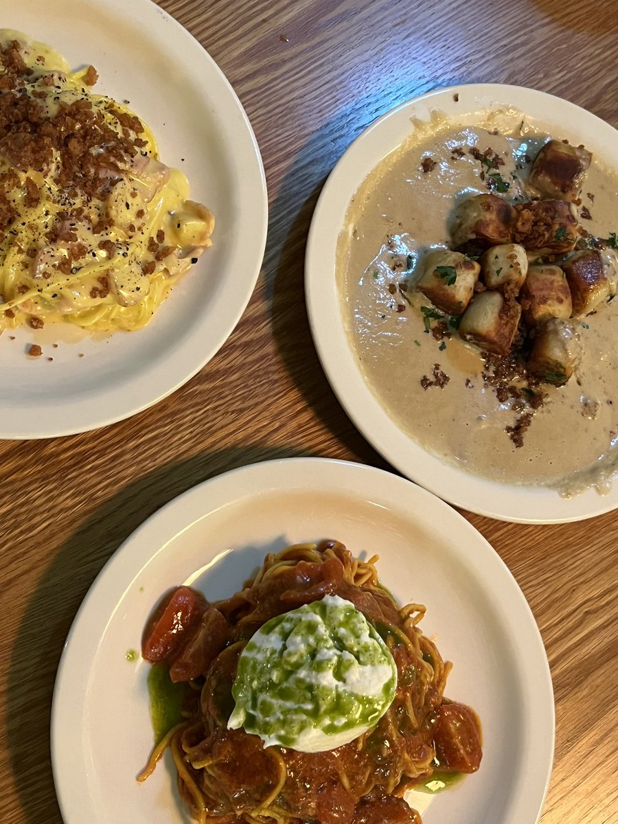 대전 카라멜 
클래식 까르보나라 좋아해서 다녀왓고요 
녹진한 크리미함 굿.. 근데 페투치니 면이면 더 맛있었겟다 이런생각햇어염 약간 오버쿡 난 알단테가젛으니깐 ㅎㅎ