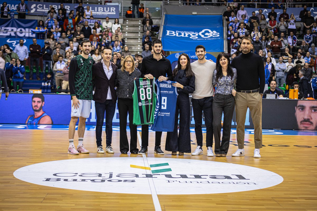 SanPabloBurgos's tweet photo. PROTAGONISTAS | Álex Barrera, el eterno ‘9’ del Coliseum

➡️ El capitán del San Pablo Burgos recibe un homenaje en el partido ante Joventut Badalona con la retirada de su camiseta

📝 https://t.co/2XLuV3Eizz

#Eterno9Capitán 💙 https://t.co/8BxAHxN7Br