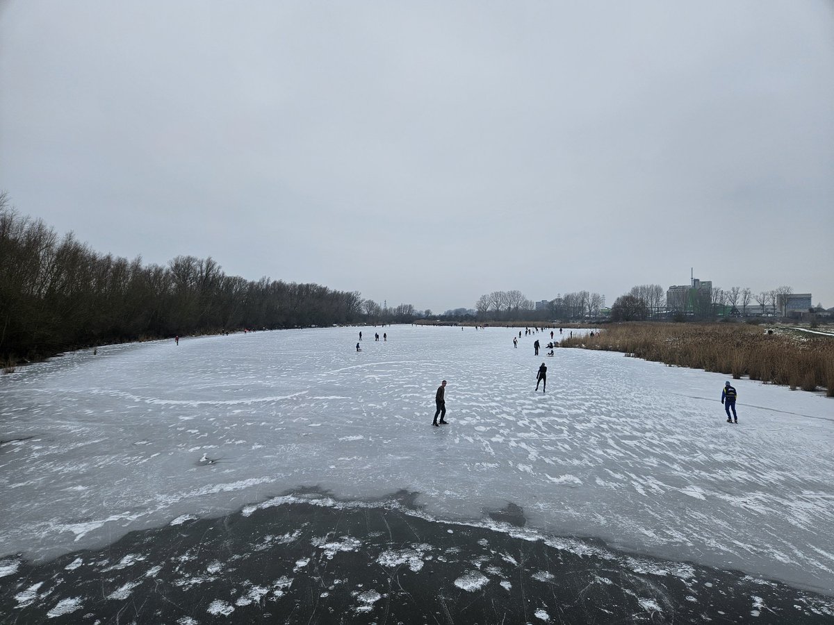 Er wordt geschaatst op de nevengeul in Wageningen. 
#schaatsen #Wageningen #natuurijs