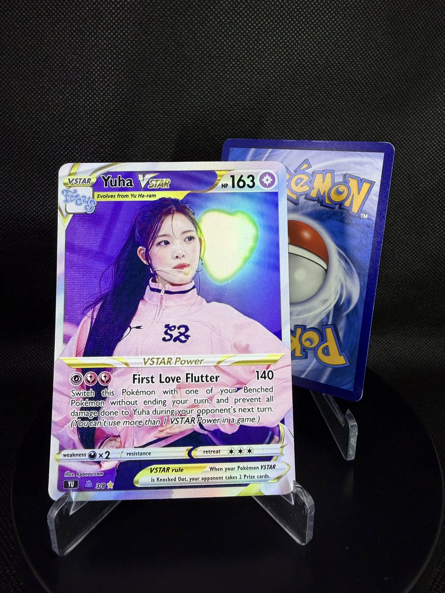 hi guys, i fanmade holographic pokemon inspired photocards for all the members of Hearts2hearts! 💙✌🏼🩷

#wtsyuha #wtscarmen #wtsian #wtshearts2hearts #wtsyeon #wtsana #wtsjiwoo #wtsstella #wtsjuun #hearts2heartspc