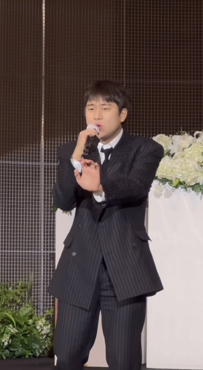 Limoo0b's tweet photo. 머리개짧앜ㅋㅋㅋㅋㅋㅋㅋㅋ귀여워 죽겠네
수트만 빼면 그냥 영락없는 축구부 남고딩같음 (근데 수트입은거 넘섹시함) https://t.co/awrentnCuM