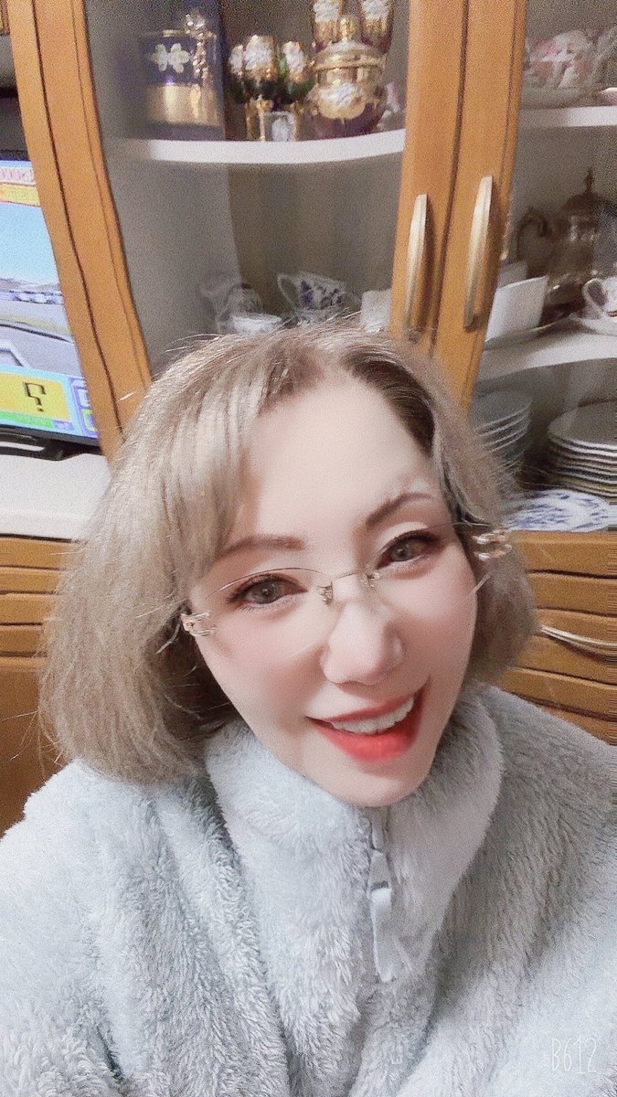 mari_keiko's tweet photo. 今晩は、最近木枯らしが、吹き荒れて寒い夜が、続きます🥶🤭
私めは、最後の検査日が、近付いて来たので🤣🤗
一番嫌いな、腸の内視鏡を使った検査なのですが、腸を綺麗にする為に、約2リットルの薄い下剤を飲まなくては‼️
痛みは感じない方法で、お願い致しました🥀
緊張😥なので今宵は、カロリーの高い物を頂きました😆去年の大腸の手術から1年まな板の鯉です😂
笑顔でがんばりますね🥰
皆様、北風吹き抜く日々
暖かくしてお過ごしくださいませ🌹🕊️🌸🔮🦋🎀❤️
追伸　デザートは、半分だけ頂きました🌹🕊️🌸