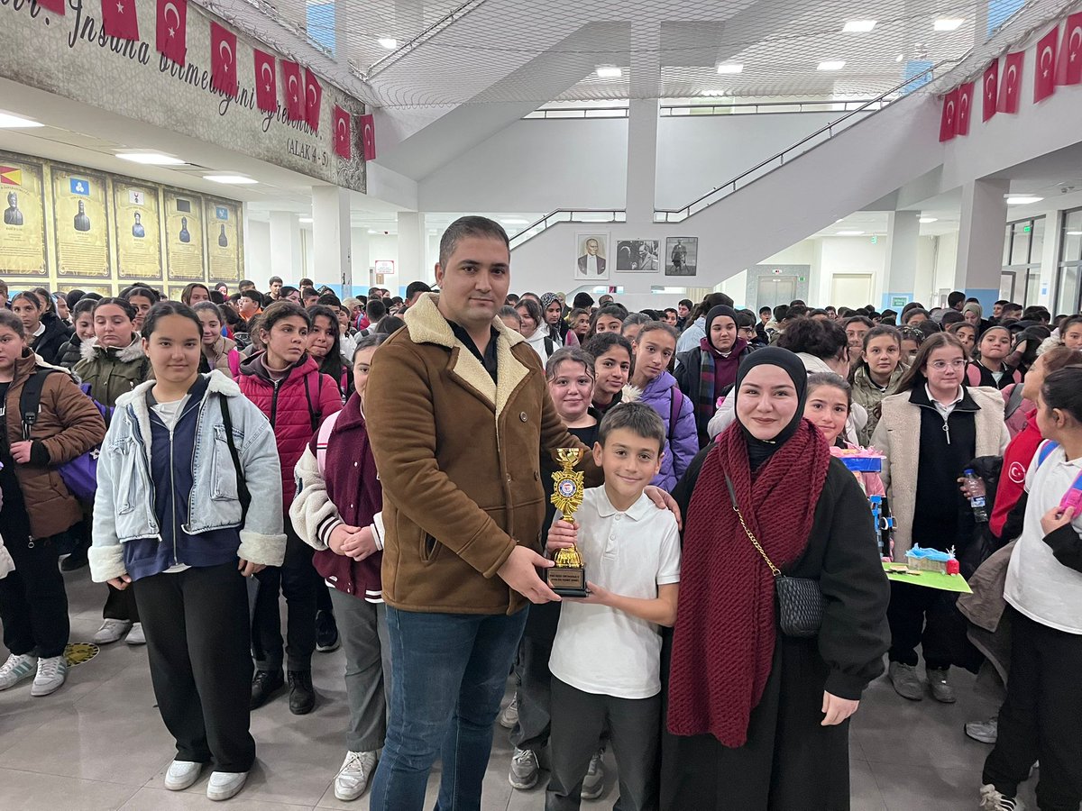 Okul müdürümüz Tolga ÇELİK <a href="/Tcskl0/">Tolga Çelik</a> tarafından "Ayın Temiz Sınıfı" Uygulaması kapsamında dereceye giren sınıflarımıza ödülleri verilmiştir.
<a href="/MustafaBozgyk27/">Mustafa Bozgeyik</a>
<a href="/YusufALCIK/">Yusuf ALÇIK</a> 
<a href="/bunbozkurt/">bünyamin_bozkurt</a> 
<a href="/Oguzeli_mem/">Oğuzeli İlçe Milli Eğitim Müdürlüğü</a>