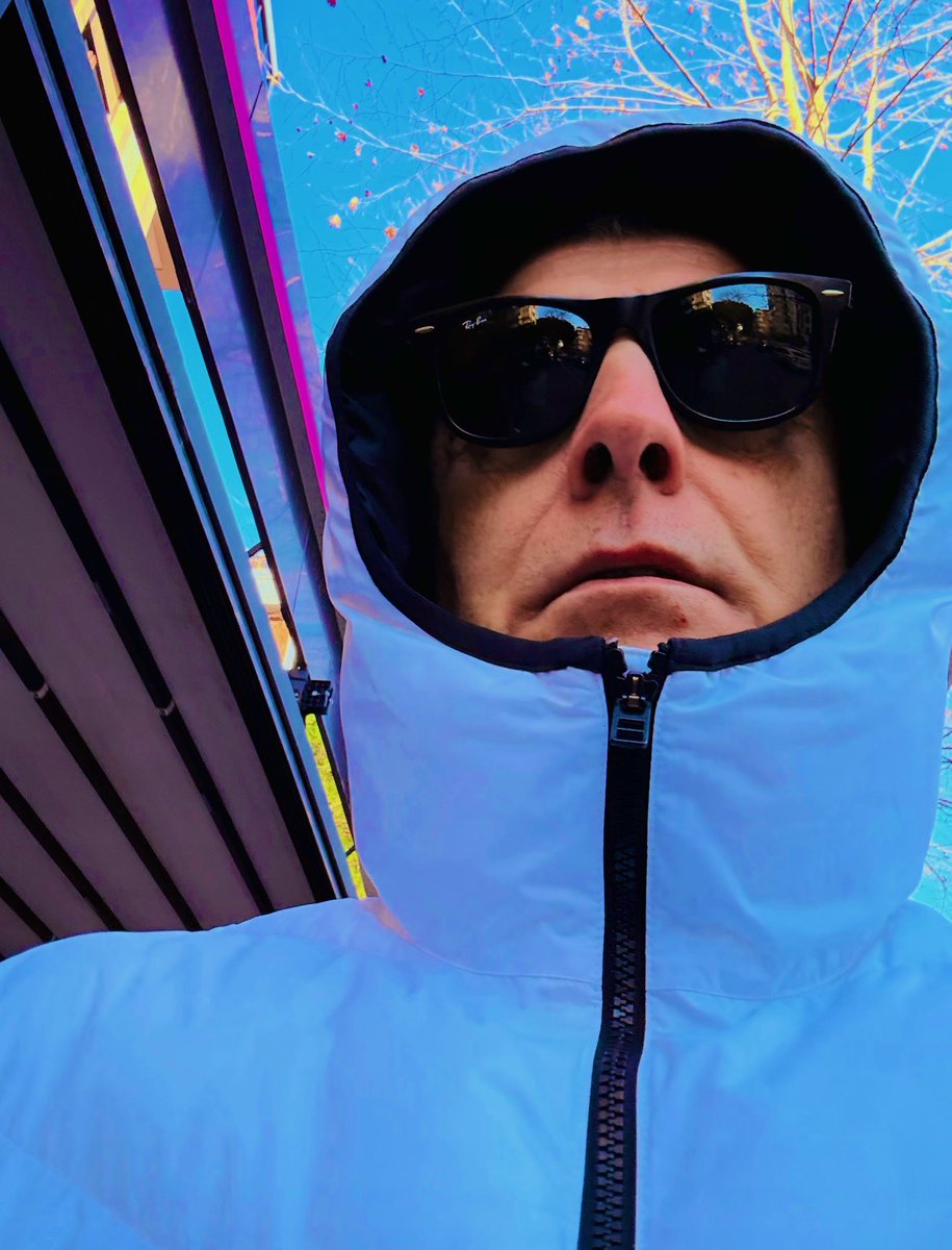 Yine palto yine gocuk yine sövgü Kara kışa yine bahara selam 👋 

#AhmetKaya
#OrtaDoğu